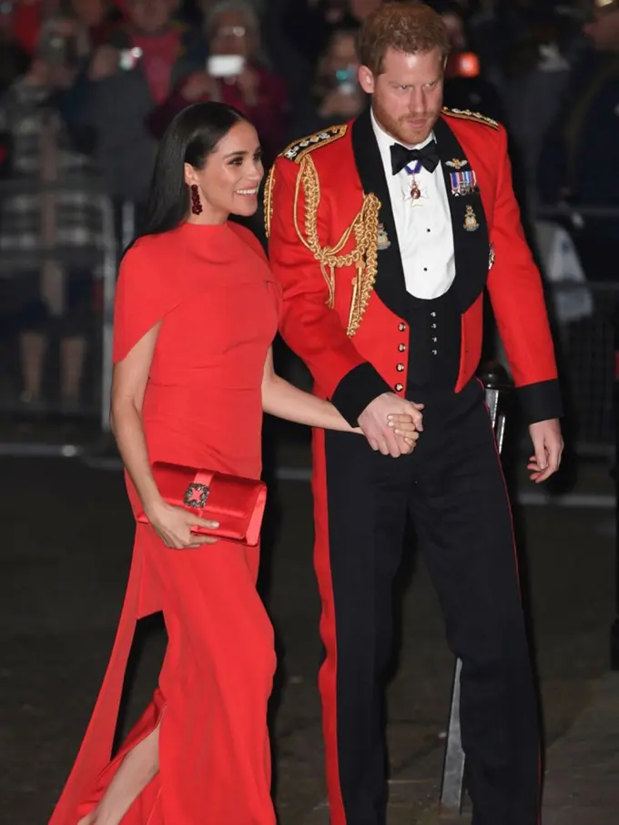 Meghan Markle dan Pangeran Harry Kompak Berbusana Merah Sebelum Resmi Bebas Tugas Kerajaan