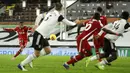 Pemain Liverpool Georginio Wijnaldum (kiri) melakukan tendangan bebas saat melawan Fulham pada pertandingan Liga Premier Inggris di Stadion Craven Cottage, London, Minggu (13/12/2020). Liverpool dan Fulham bermain imbang 1-1. (AP photo/Matt Dunham, Pool)