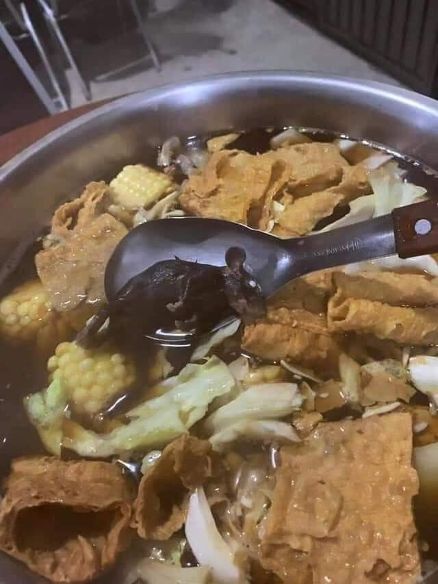 7 Potret Hewan Aneh Terselip di Makanan, Bikin Jijik