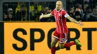 Arjen Robben melakukan selebrasi usai mencetak gol ke gawang Borussia Dortmund pada pertandingan Bundesliga Jerman di Dortmund, (4/11). Munchen memuncaki klasemen dengan 26 poin, unggul empat poin dari RB Leipzig. (AP Photo / Martin Meissner)