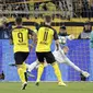 Kiper Barcelona Marc-Andre ter Stegen menggagalkan penalti penyerang Borussia Dortmund Marco Reus dalam laga Grup F Liga Champions di Signal Iduna Park, Rabu (18/9/2019).(AP Photo/Michael Probst)