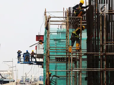 Pekerja menyelesaikan proyek pembangunan gedung dan jalan di Jakarta, Sabtu (10/11). Kementerian Pekerjaan Umum dan Perumahan Rakyat (PUPR) mensertifikasi 3.255 tenaga kerja konstruksi. (Merdeka.com/Imam Buhori)