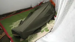 Seorang Muslim tidur selama Itikaf di masjid di Kabul, Afghanistan, Selasa (4/5/2021). Selama sepuluh hari terakhir Ramadhan, umat Muslim melakukan Itikaf dengan berzikir, berdoa dan sholat sunnah untuk menantikan malam Lailatul Qadar. (AP Photo/Rahmat Gul)