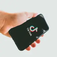 Ilustrasi TikTok. Sumber foto: unsplash.com/Kon Karampelas.