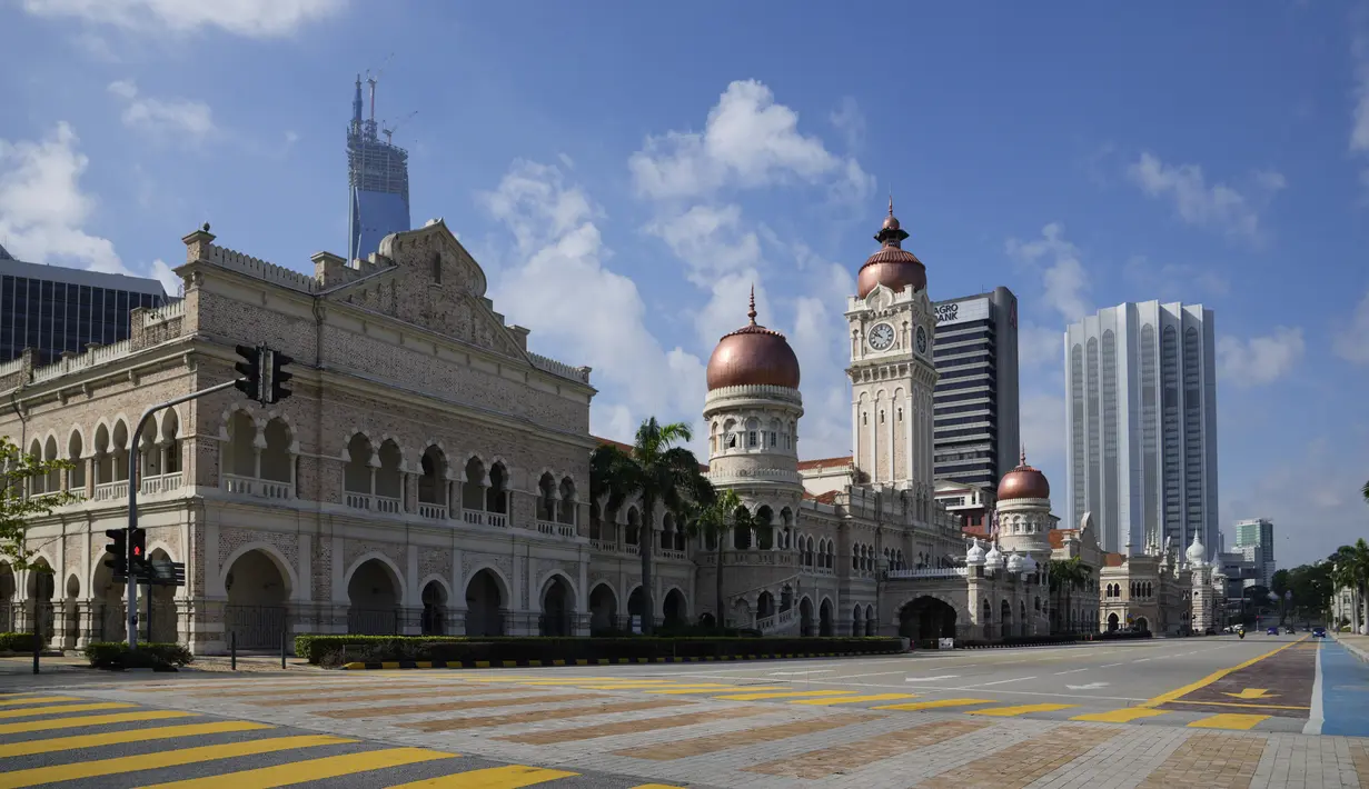 Jalan di depan Dataran Merdeka, yang dikenal sebagai Lapangan Kemerdekaan, kosong selama hari pertama Perintah Kontrol Gerakan Penuh (MCO) di Kuala Lumpur, Malaysia, Selasa (1/6/2021). Mal dan sebagian besar bisnis di Malaysia tutup pada Selasa karena negara itu memulai penguncian total kedua . (AP