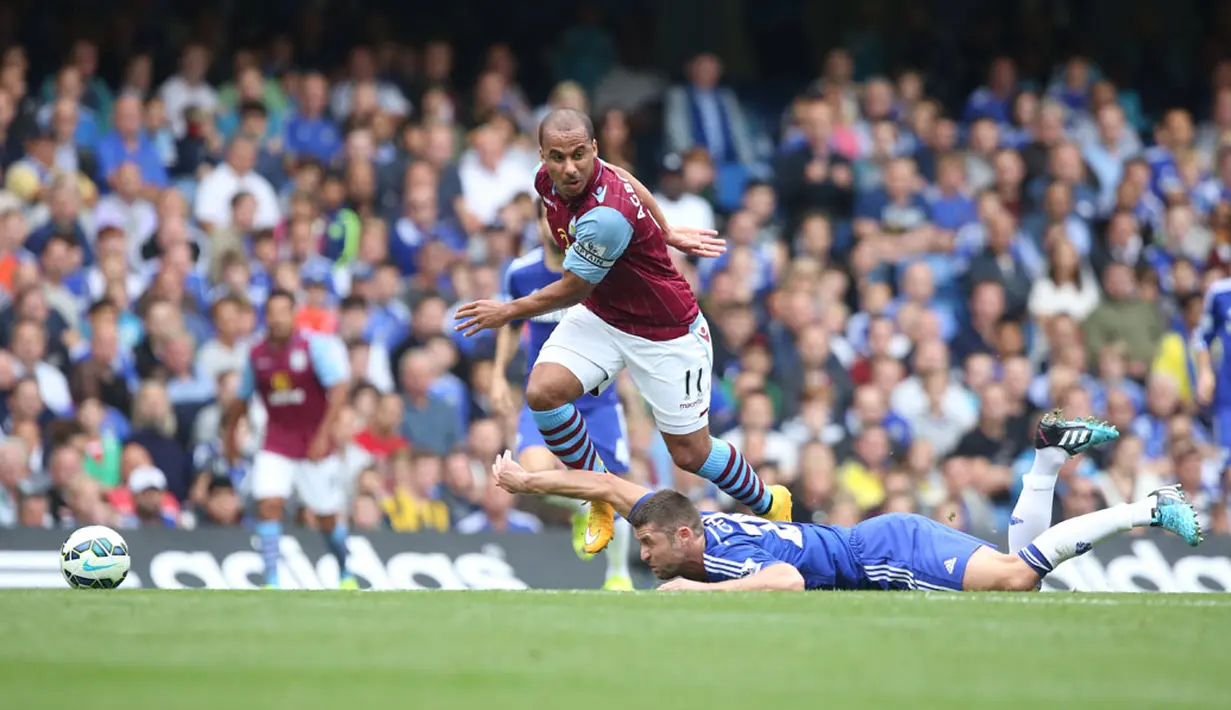 Kapten tim Aston Villa, Gabriel Agbonlahor, mencoba lolos dari hadangan pemain belakang Chelsea, Gary Cahill (bawah), saat berlaga di lanjutan Liga Primer Inggris di Stadion Stamford Bridge, London, (27/9/2014). (REUTERS/Paul Hackett)