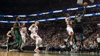 Guard Boston Celtics Kyrie Irving (kanan) melakukan lay up pada laga NBA melawan Chicago Bulls di TD Garden, Sabtu (23/12/2017) atau Minggu (24/12/2017) WIB. (AP Photo/Winslow Townson)