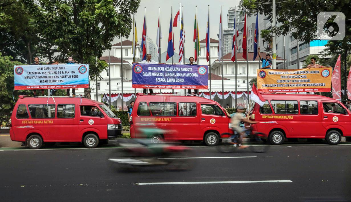 Sejumlah sopir angkutan umum (angkot) Koperasi Wahana Kalpika (KWK) menggelar aksi di Balai Kota DKI Jakarta, Rabu (2/8/2023). Dalam aksinya, para sopir angkot meminta SK Jakarta Barat untuk Jak 78, Jak 79, dan Jak 107 segera beroperasi pada bulan Agustus. (Liputan6.com/Faizal Fanani)