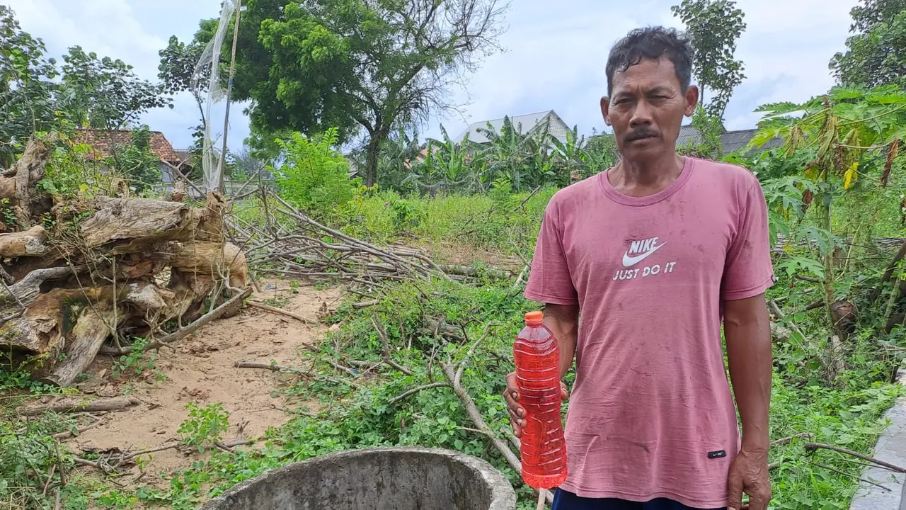 Warga Tuban menunjukan air merah dari sumur. (Istimewa)