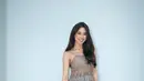 Penampilan menawan Yasmine Napper di show Sapto Djojokartiko. Ia mengenakan dress bertali spageti yang cantik rancangan sang desainer, bernuansa kecokelatan dengan motif khas Sapto berwarna biru yang serasi. [Foto: Instagram/yasminnapper]