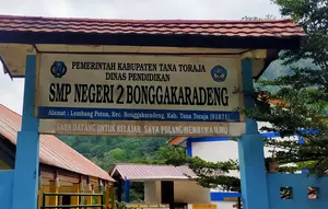 Kepsek SMPN 2 Bonggakaradeng Paksa 7 Siswi Lepas Jilbab Tuai Polemik