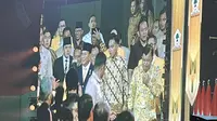 Prabowo Berjas Hitam Hadir di HUT Golkar, Gibran Kenakan Batik