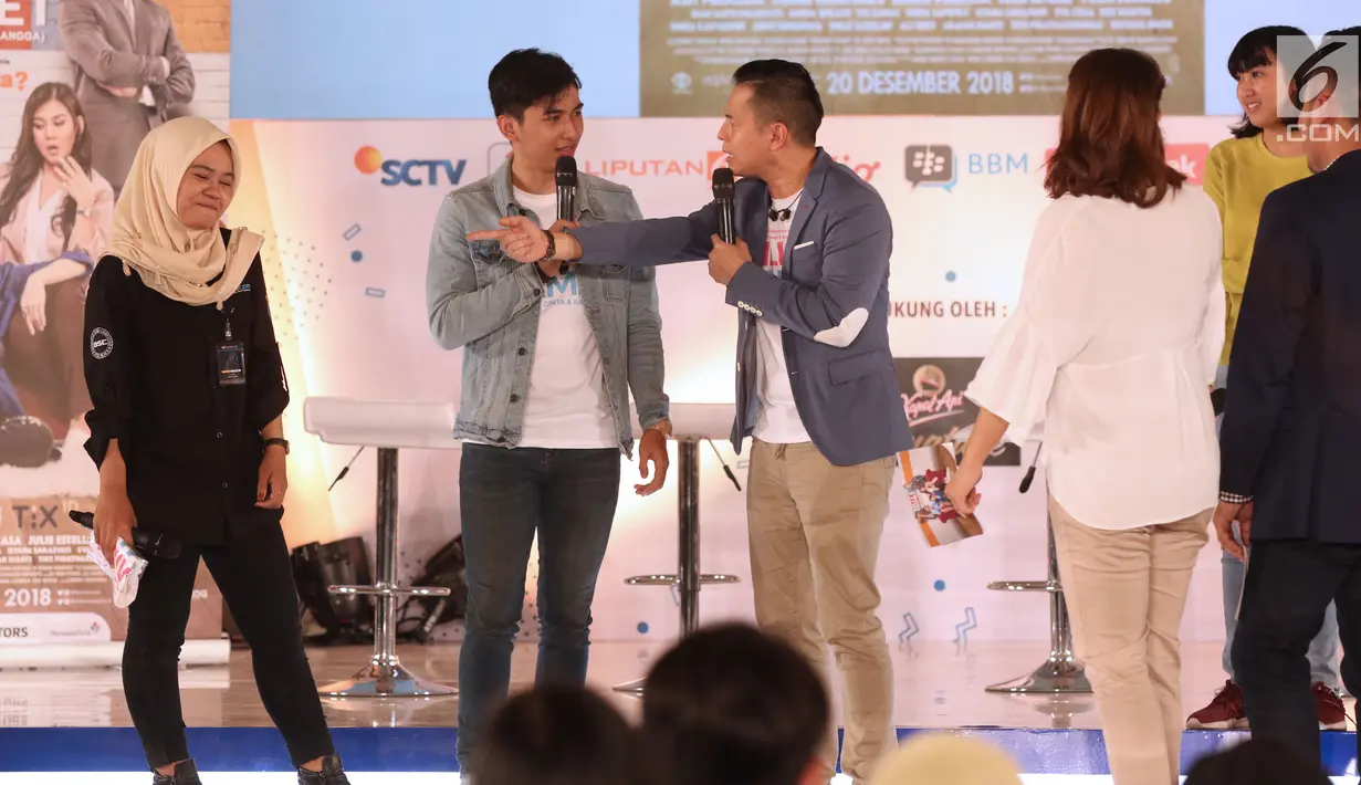 Pemeran film Milly & Mamet, Ernest Prakarsa (tengah) berbincang bersama peserta EGTC 2018 di Graha Sanusi Hardjadinata, Universitas Padjajdaran, Bandung, Kamis (6/12). Mereka bercerita seputar pembuatan film tersebut. (Liputan6.com/Helmi Fithriansyah)