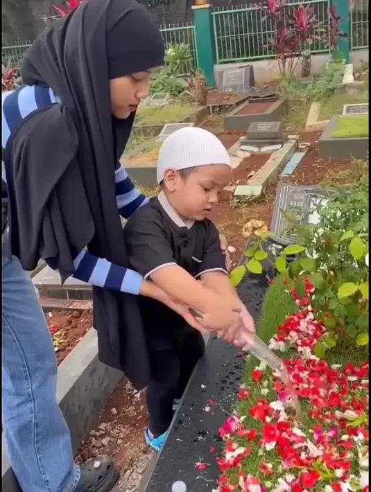 Unggahan tersebut membuat banyak warganet sedih. "Ya Allah sedih bgt, ketika gala nawarin Pocky jajanannya," tulis Berly. "Siapa yg nangis dan sedih setiap liat gala," tulis Yemima Nita Rusmia. "kok aku ikutt nangis," tulis Queen_. [TikTok/dianaalstri22]