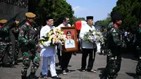 Upacara pemakaman HR Nuriana dilaksanakan secara militer di  Taman Makam Pahlawan Cikutra, Kota Bandung, Kamis, 11 Juli 2024, sebagai bentuk penghormatan dari pemerintah dan TNI atas jasa dan darma bakti almarhum semasa hidupnya. (Dok. Pemprov Jabar).