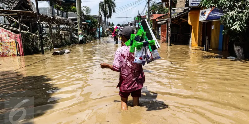 20160422-Banjir Surut, Pedagang Jajakan Alat Kebersihan di Pondok Gede Permai-Jabar