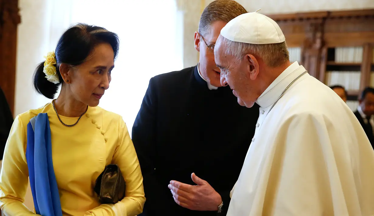Aung San Suu Kyi berbincang dengan Paus Fransiskus di Vatikan (4/5). Vatikan mengkonfirmasikan sebuah kesepakatan yang merupakan langkah terakhir dalam rehabilitasi negara Asia Tenggara oleh masyarakat internasional. (AFP Photo/Pool/Tony Gentle)