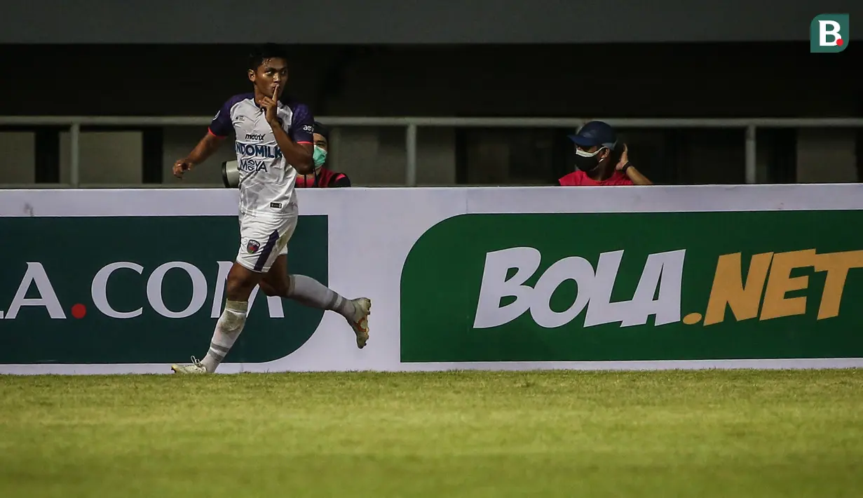 Penyerang Persita, Irsyad Maulana melakukan selebrasi usai mencetak gol kedua timnya dalam laga pekan pertama BRI Liga 1 2021/2022 antara Persipura Jayapura melawan Persita Tangerang di Stadion Pakansari, Bogor, Sabtu (28/08/2021) malam WIB. (Bola.com/Bagaskara Lazuardi)