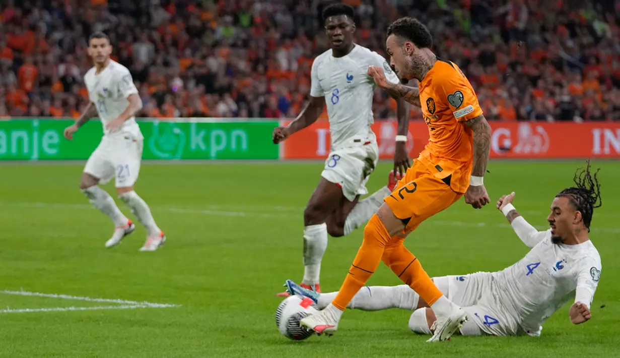 Belanda berhasil memperkecil kekalahan menjadi 1-2 saat mendekati akhir laga lewat Quilindschy Hartman. (AP Photo /Peter Dejong)