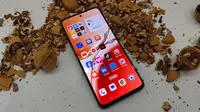 Oppo Reno12 F yang telah dipakai untuk membuka kacang walnut. (Liputan6.com/Agustinus M. Damar)