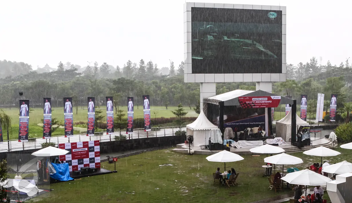 Hujan deras mengguyur arena acara Nonton Bareng F1 GP Australia 2016 Pertamina di Mall Bintaro Xchange, Tangerang Selatan, Minggu (20/3). Acara itu sebagai wujud dukungan bagi Rio Haryanto yang berlaga di ajang F1 Australia. (Liputan6.com/Fery Pradolo)
