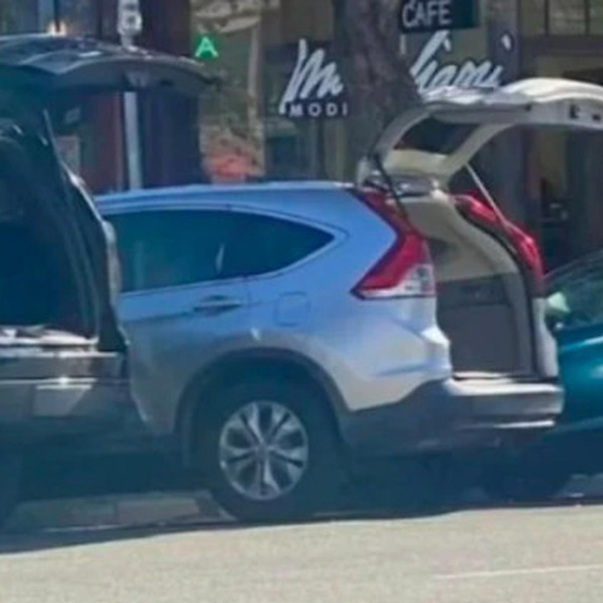 Cegah Dibobol Maling Pengendara Sengaja Biarkan Bagasi Mobil Terbuka Saat Diparkir Citizen6 Liputan6 Com