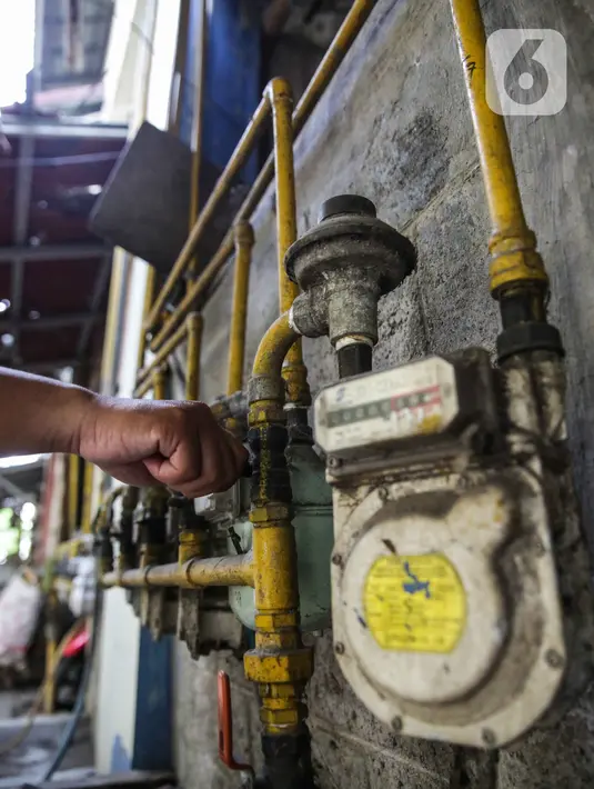 Warga mengecek instalasi aliran gas milik PGN di Rusunawa Griya Tipar Cakung, Jakarta Timur, Kamis (28/11/2019). Griya Tipar Cakung merupakan rusunawa kedua milik Pemprov DKI Jakarta yang telah dialiri jaringan pipa gas PGN. (Liputan6.com/Faizal Fanani)