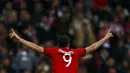 Striker Bayern Munchen, Robert Lewandowski merayakan gol yang dicetaknya ke gawang Dinamo Zagreb pada laga Liga Champions di Stadion Allianz Arena, Jerman, Rabu (30/9/2015). Munchen berhasil menang 5-0. (Reuters/Michael Dalder)