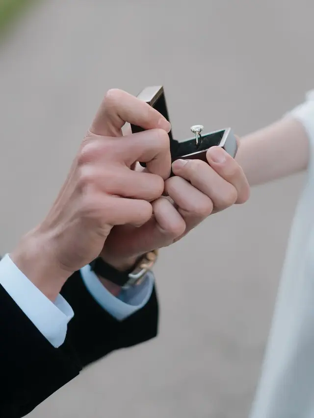 Usai Kalung Anniversary Puluhan Juta, Syifa Hadju Dilamar El Rumi Pakai Cincin Nyaris Rp1 Miliar