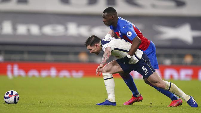 Pemain Tottenham Hotspur Pierre-Emile Hojbjerg (kiri) memperebutkan bola dengan pemain Crystal Palace Christian Benteke pada pertandingan Liga Inggris di Stadion Tottenham Hotspur, London, Inggris, Minggu (7/3/2021). Tottenham Hotspur melumat Crystal Palace 4-1. (John Walton/Pool via AP)