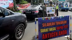 Petugas gabungan Satgas COVID-19 melakukan pemeriksaan dan penyekatan kendaraan di jalur wisata Puncak, Gadog, Bogor, Jawa Barat, Jumat (12/2/2021). Pemeriksaan dan penyekatan sebagai upaya meminimalisir penyebaran COVID-19 saat libur Tahun Baru Imlek 2572 dan akhir pekan. (merdeka.com/Arie Basuki)