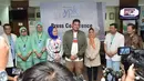 Bobby Nasution didampingi sang ibu, Ade Hanifah Siregar dan mertuanya, Iriana dalam jumpa pers kelahiran Kahiyang Ayu di RS YPK Menteng, Jakarta , Rabu (1/8). Kahiyang melahirkan bayi perempuan secara caesar. (Liputan6.com/Pool/Kris - Biro Pers Setpres)