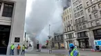 Sebuah pipa uap meledak menyebabkan gumpalan besar asap putih mengepul ke udara di Distrik Flatiron, Manhattan, Kamis (19/7). Pipa uap  yang dipasang di bawah Fifth Avenue dan 21st Street tersebut meledak pada pagi waktu setempat. (AP Photo/Richard Drew)