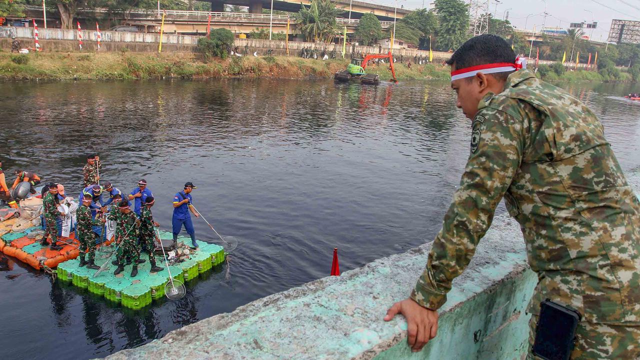 Jelang HUT RI TNI Polri dan PPSU Bersihkan Kanal Banjir Barat