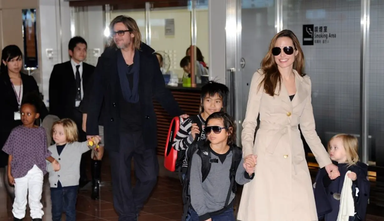 Hal tersebut mereka lakukan demi kebahagiaan ke enam anaknya, Maddox, Zahara, Shihloh dan si kembar Vivienne dan Knox. (TORU YAMANAKA / AFP)