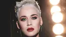 Usai menolak beberapa kali, Benjamin pun menghampiri Katy Perry dan bersedia untuk menerima ciuman di pipinya. (instagram/katyperry)