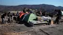 Warga berkemah di tanah tempat rumah-rumah mereka hancur setelah kebakaran hutan di Poblacion Pompeya Sur, Quilpue, Chili pada tanggal 6 Februari 2024. (Javier TORRES/AFP)