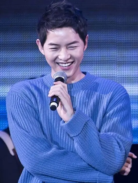 “Kadang aku melihat Song Joong Ki suka berkunjung  ke rumah itu. Ia hanya melihat kondisi rumah yang  saat ini ramai pekerja sedang memperbaikinya,” tutur sumber yang dilansir dari HellokPop. (Instagram/songjoongkionly)