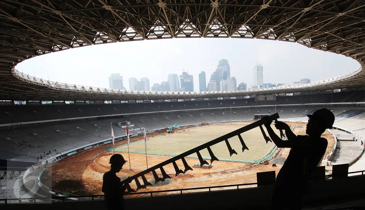 Pekerja menyelesaikan pengerjaan proyek renovasi Stadion Utama Gelora Bung Karno, Jakarta, Jumat (17/3). Stadion yang dalam tahap renovasi untuk Asian Games 2018 itu terus dikebut dan ditargetkan selesai pada Oktober 2017. (Liputan6.com/Immanuel Antonius)