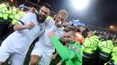 Pemain Finlandia Tim Sparv (kiri), Paulus Arajuuri (tengah), dan Lukas Hradecky (kanan) merayakan kemenangan mereka atas Liechtenstein pada babak kualifikasi Grup J Piala Eropa 2020 di Helsinki, Finlandia, Jumat (15/11/2019). Finlandia mencetak sejarah dengan lolos ke Piala Eropa. (Markku Ulander/Le