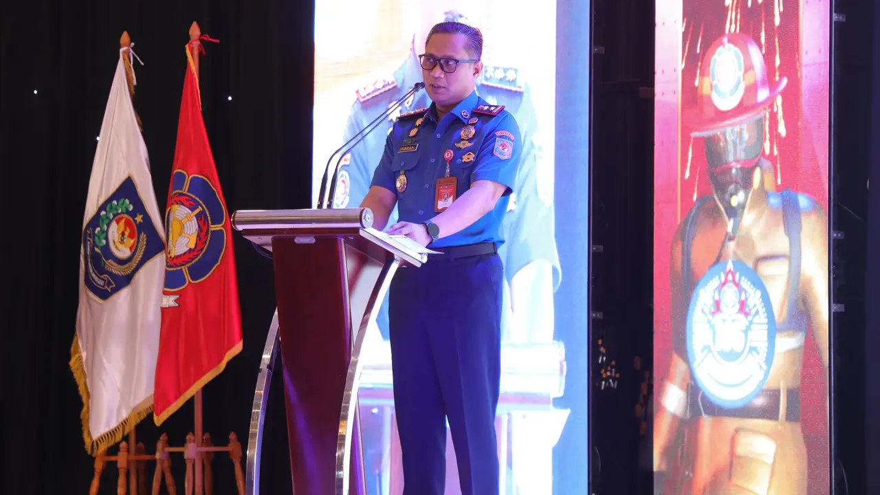 Plh Dirjen Bina Administrasi Kewilayahan Amran saat membuka rakornas damkar di Surabaya. (Istimewa)