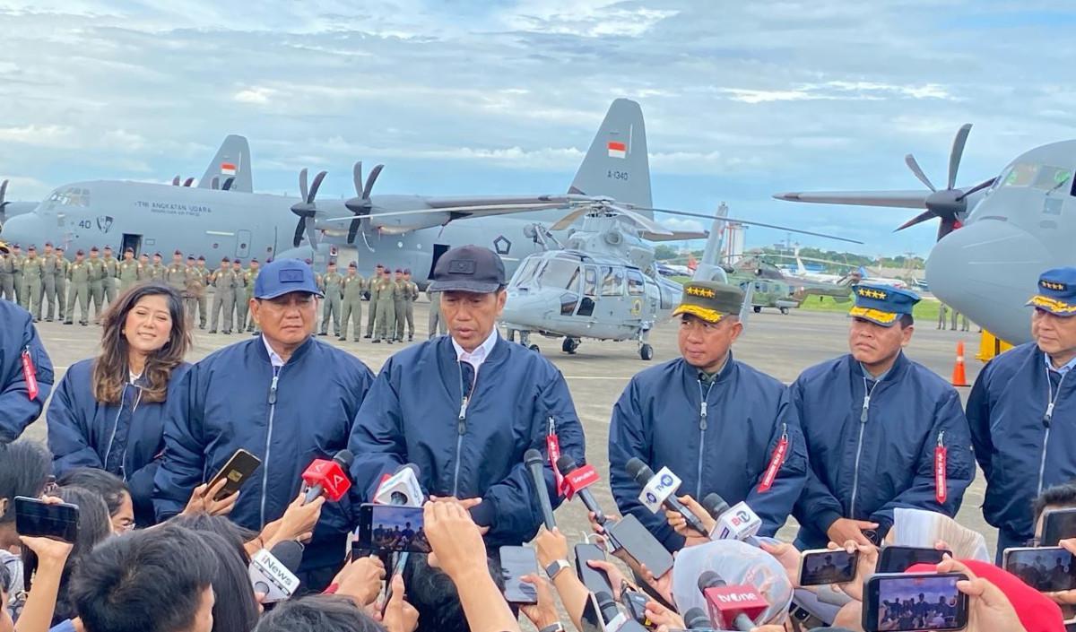 Saat ditanya apakah akan menggunakan hak itu, Jokowi menyebut akan melihat situasi dan kondisi ke depan.<br>