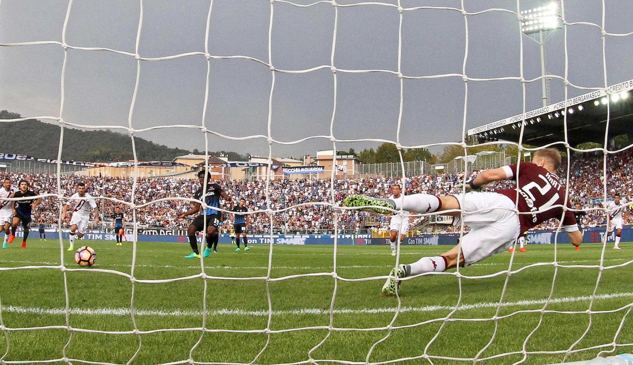 Joe Hart gagal mengamankan gawangnya dari sepakan penalti pemain Atalanta, Franck Kessie pada laga Serie A Italia di Atleti Azzurri d'Italia stadium,  Bergamo, Italy (12/9/2016) dini hari WIB.. Atalanta menang 2-1. (EPA/Paolo Magni)