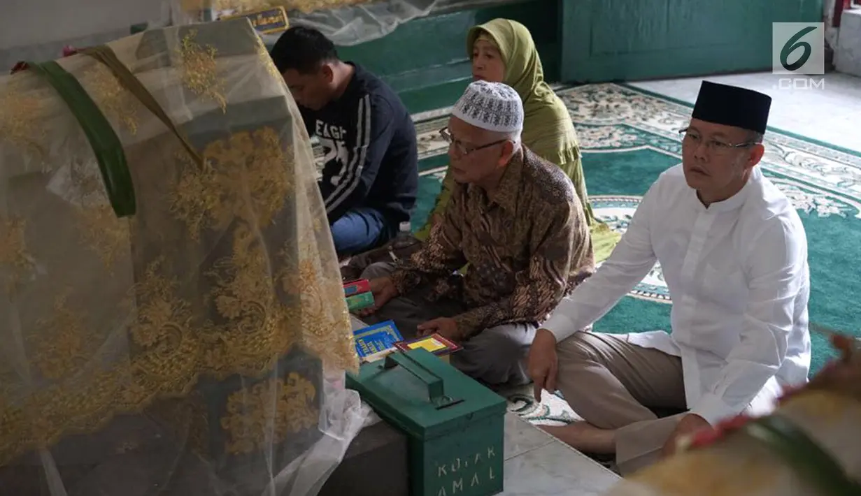Bakal calon gubernur Saifudin Aswari Rivai berdoa saat ziarah ke makam Sultan Mahmud Badaruddin di Palembang, Sumatera Selatan, Jumat (26/1). Menurutnya, sultan yang pernah memimpin Kerajaan Sriwijaya itu adalah panutannya. (Liputan6.com/Aswari)
