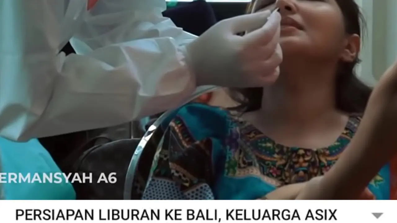 Petugas medis mendatangi rumah keluarga Anang Hermansyah dan Ashanty untuk melakukan tes PCR dan swab. (tangkapan layar YouTube/ The Hermansyah A6)
