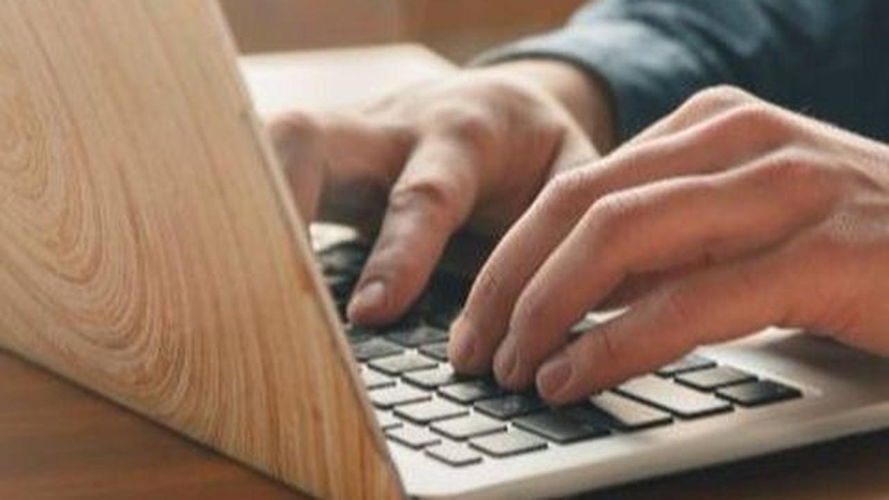 Penempatan catatan kaki biasanya terletak di bagian bawah halaman dengan nomor yang sesuai dengan rujukan di teks utama.<br>
