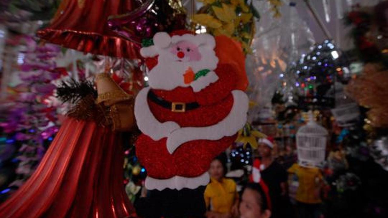 Berbagai pernak-pernik Natal hiasi kawasan Glodok