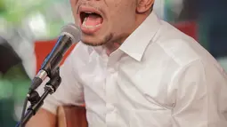 Aksi Menteri Ketenagakerjaan M. Hanif Dhakiri saat menyanyikan sebuah lagu saat hadir menjadi bintang tamu dalam acara KLY Lounge di Gedung KLY, Gondangdia, Jakarta, Jumat (5/10). (Liputan6.com/Faizal Fanani)