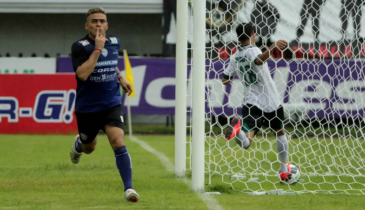 Striker Arema Cronus, Cristian Gonzales, merayakan gol yang dicetaknya ke gawang PSS Sleman pada laga Bali Island Cup 2016 di Stadion Kapten I Wayan Dipta, Bali, Minggu (21/2/2016). Arema berhasil menang 5-2. (Bola.com/Peksi Cahyo)