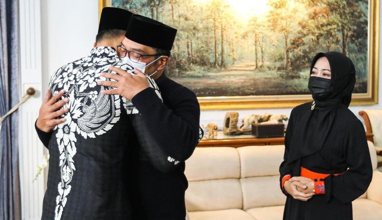 <p>Mengenakan kemeja batik lengan panjang monokrom, Agus Yudhoyono memeluk Ridwan Kamil yang memakai baju serbahitam pertanda duka masih membekas di benaknya. (FOTO: instagram.com/@agusyudhoyono)</p>